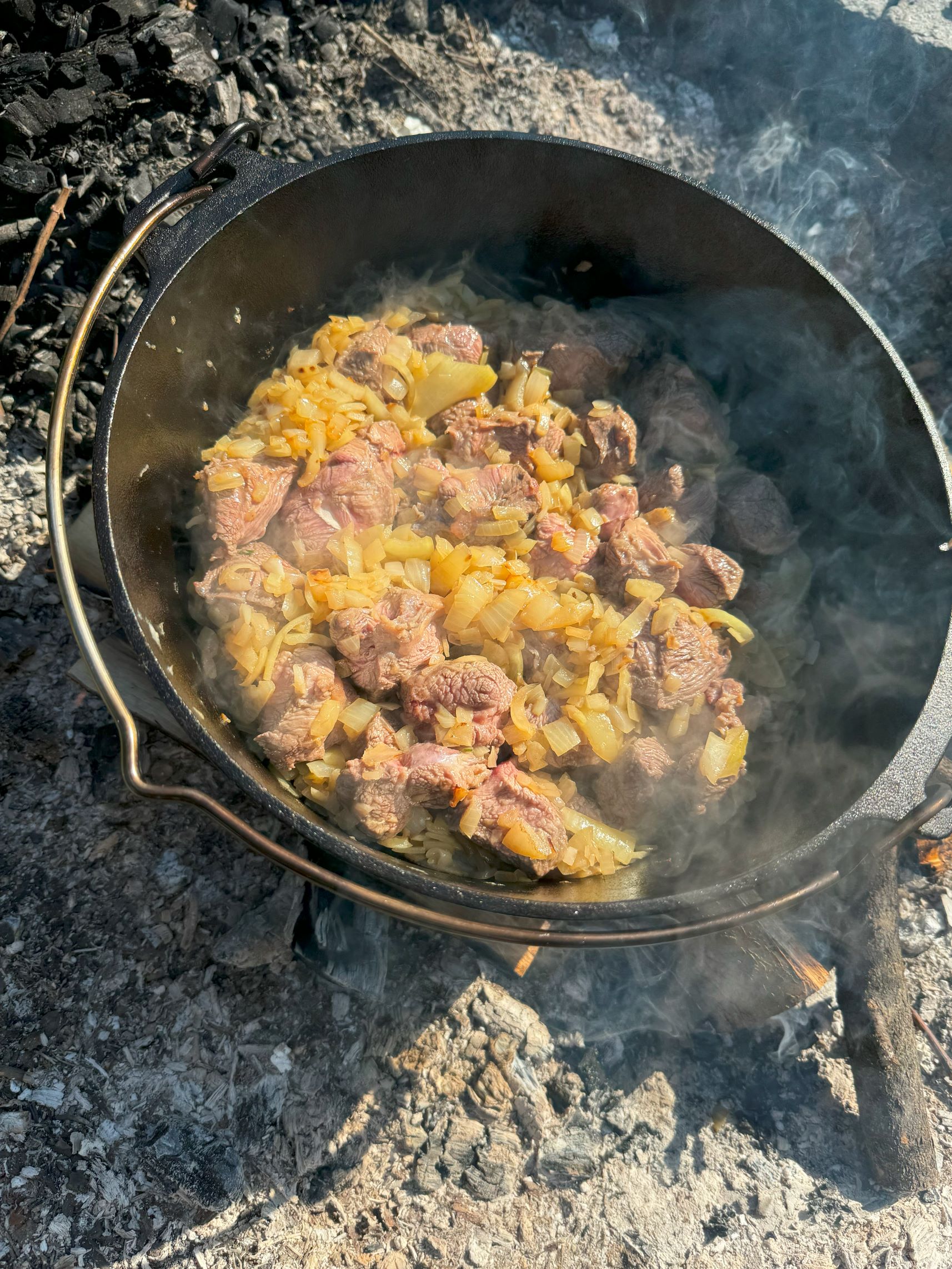 Kotlíkový guláš - vaření masa