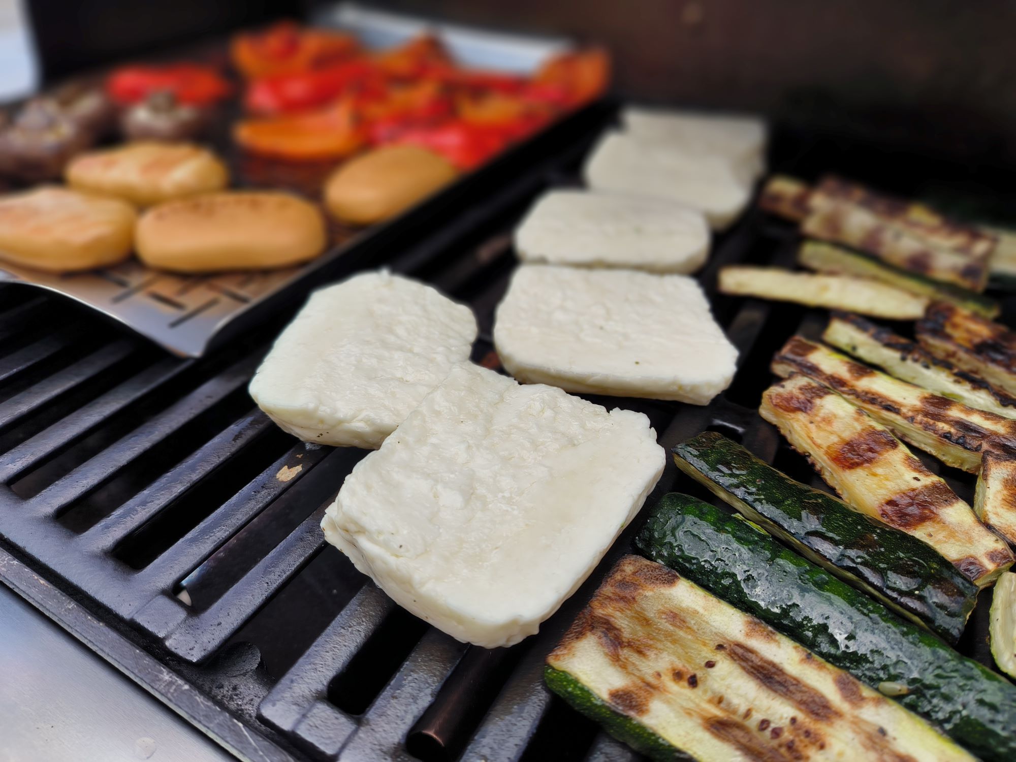 Sýr halloumi na grilu - umístění na rošt